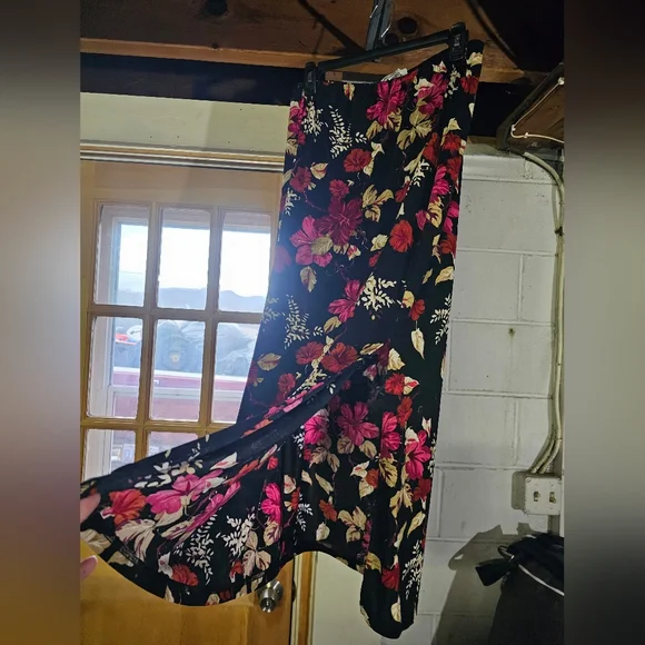 Long Floral Skirt with Pink and Red Flowers - Picture 5 of 5